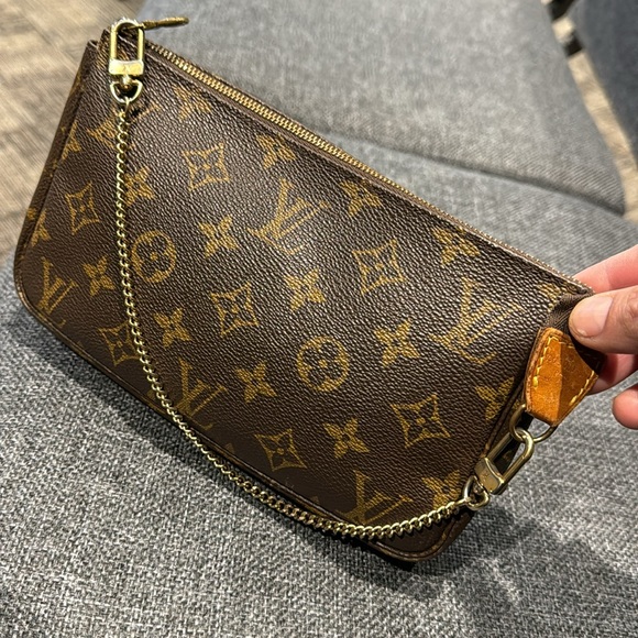 Authentic, LV vintage pochette accessories with an authentic LV chain. - Picture 1 of 17